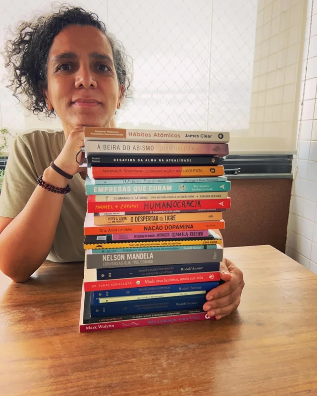 ✨ Os livros que marcaram meu 2024 ✨

Este ano foi repleto de reflexões, aprendizados e transformações, e os livros foram meus grandes companheiros de jornada. 📚 Cada página me ajudou a enxergar o mundo com novos olhos, fortalecer minhas relações e aprofundar minha busca por propósito e impacto positivo.

No carrossel, compartilho os principais destaques de 2024, com livros que inspiraram desde mudanças pessoais até reflexões profundas sobre liderança, empatia e justiça social. 🌍💡

📖 Hábitos Atômicos: me mostrou como pequenas mudanças podem levar a grandes transformações. Além disso, a leitura em grupo ampliou demais a minha perspectiva sobre o conteúdo.
💭 À Beira do Abismo: trouxe reflexões super importantes sobre os limites do altruísmo, da empatia, da integridade, do respeito e do engajamento. Obrigada @siminassian pelo presente! ❤️
🗨️ Comunicação Não Violenta: talvez tenha sido a quarta ou quinta vez que leio este livro! A cada nova leitura, mais insights sobre como contribuir com uma cultura de paz.
🏢 Empresas que Curam: me fez acreditar ainda mais com um futuro mais humano nas organizações. @bine_kruck obrigada pelo presente! ❤️
🤝 Humanocracia: revelou caminhos possíveis para desafiar o status quo burocrática e fomentar um ambiente criativo, inovador e acima de tudo: humano!
✊🏽 Pequeno Manual Antirracista: o que falar sobre este pequeno manual? Se você não quiser se sentir desconfortável ao refletir sobre sobre privilégios e justiça social, não leia!
🌍 Nelson Mandela - Conversas que Tive Comigo Mesmo: eu não poderia passar um ano sem ler sobre ele! Uma história de vida que inspira a liderar com resiliência e amor ao próximo e ao planeta.
Com estes livros eu não só ampliei conhecimento, mas eles me desafiaram a crescer, a mudar e a ser uma versão melhor de mim mesma.

👉🏽 Agora quero saber: qual livro marcou o SEU 2024?
📚 Já leu algum desses? Me conta nos comentários e, claro, aceito indicações para minha lista de 2025! 🚀✨

#LivrosQueTransformam #Leitura2024 #Autoconhecimento #Liderança #Empatia #CrescimentoPessoal #DjamilaRibeiro #NelsonMandela #ComunicaçãoNãoViolenta #Humanocracia #EmpresasQueCuram #HábitosAtômicos