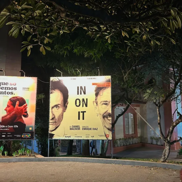Tudo está dentro. E tudo está em movimento.

Ontem assisti à peça @inonit_teatro e saí de lá bem reflexiva. 
Dois atores. 
Dois personagens. 
Dois planos de realidade que se entrelaçam — teatro dentro do teatro, vida dentro da vida.

É sobre o que acontece quando a gente tenta controlar demais.
É sobre o que não é dito.
É sobre o que se perde no meio das histórias que contamos a nós mesmos para seguir vivendo.

A peça me lembrou que viver com propósito não é ter tudo planejado ou encaixado num roteiro perfeito. Viver com propósito é estar presente — mesmo quando tudo parece desmoronar. É seguir reescrevendo, mesmo quando a história parece já ter terminado.

No final, a pergunta que ficou foi: estamos vivendo de verdade ou apenas encenando algo que achamos que deveria ser?

In On It não dá respostas. Mas convida a olhar para dentro com mais honestidade.

E você, o que tem te lembrado de viver com propósito?