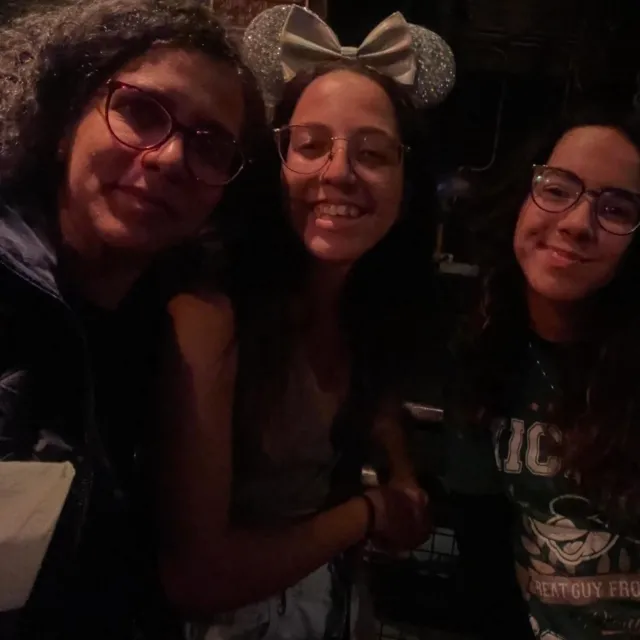 Este é o segundo Dia das Mães sem a minha.
A saudade bate diferente nesses dias.
É como se cada memória ganhasse mais vida.
A lembrança de tantos dias da mães que passamos juntas! Os cafés da manhã na casa dela, o almoço em família.

E enquanto carrego essa saudade no peito, também transbordo de gratidão.
Por tudo o que vivemos.
Por tudo o que aprendi.
Pela vida! Que só foi possível através dela (e do meu pai).
Por tudo o que continuo aprendendo, agora como mãe.

Há 22 anos, o modo que eu via a minha mãe mudou.
A maternidade virou meu mundo do avesso – e foi nesse avesso que encontrei minha essência. Que pude compreender também melhor a minha mãe.
Ser mãe me desafia, me transforma e me ensina, todos os dias, a ser uma pessoa melhor.

Aprendo com minhas filhas sobre paciência, presença, escuta.
Aprendo sobre limites e liberdade.
Sobre amar sem medida e confiar no processo.
Aprendo a superar desafios que nunca imaginei ser capaz.
Sou muito grata por elas terem me escolhido! E em meus momentos de oração e meditação, peço força e sabedoria para contribuir com a realização do destino de cada uma delas.

Hoje, celebro a mulher que me trouxe até aqui.
E celebro a mulher que eu me torno, um dia de cada vez, por causa das minhas filhas.

Te amo mãe! Desde sempre e pra sempre! ❤️ 
Amo vocês filhas! Obrigada por me permitirem ser mãe! ❤️❤️

Feliz Dia das Mães para todas que amam, nutrem, acolhem e se reinventam nessa jornada.
E um abraço apertado para quem, como eu, hoje tem o coração cheio de saudade.

#felizdiadasmaes