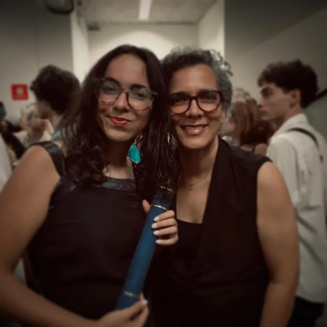 Hoje é aniversário da @bel4mell0!

Há 19 anos ela chegou em uma quarta-feira. Intensa, cheia de vida, determinada, com um foco que me assusta, questionadora, curiosa. Nenhuma injustiça passa desapercebida pelo seu olhar atento.

Dona de um humor ácido, um sorriso aberto e um olhar que fala mais do que mil palavras.

A Isa me desafia a ser uma pessoa melhor a cada dia, a acreditar que posso ir além quando penso que já cheguei ao meu limite.

Escolhi esta foto entre tantas porque ela marca uma de suas conquistas. Não é só um diploma, mas o fim de um ciclo de muita garra, determinação, dedicação e compromisso com um futuro que não tem dúvida, será incrível! Talvez seja isso o que essa foto representa: fim e início. Um novo ciclo.

Tenho muito admiração pela mulher que ela está se tornando.

Que esta nova volta ao Sol seja leve e cheia de aventuras.

Amor desde sempre e pra sempre!

Feliz aniversário! ❤️