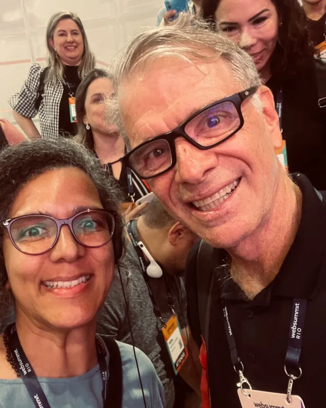 Liderar é ser capaz de desenvolver times que vão além da soma das partes ✨

Esta foto não é recente! Tive a oportunidade de assistir a uma palestra do Bernardinho no Web Summit de 2023, mas as lições que aprendi com ele são atemporais.

Bernardinho reforça sempre que talento é importante, mas vontade, disciplina, humildade, coragem e paixão pelo processo são o que sustentam resultados consistentes ao longo do tempo.

Entre tantas lições, guardei três que quero compartilhar com você hoje:
1️⃣ Escolha das pessoas certas — Mais que os melhores tecnicamente, procure quem joga pelo time e compartilha o mesmo propósito.
2️⃣ Confiança e cobrança andam juntas — Só se cobra de quem acreditamos que pode mais. Cobrança sem confiança, se torna exigência e esse é um ingrediente potente para acabar com a moral da equipe.
3️⃣ Vontade é insubstituível — Técnica se ensina. Vontade, não.

As falas de Bernardinho só reforçar as minhas crenças de que como líderes o que inspira é nosso exemplo, muito mais do que o que dizemos e parar de aprender? Jamais!

E você? Alguma dessas lições do Bernardinho ressoam com o seu momento? 

#AltaPerformance #Liderançaquetransforma #Humildade