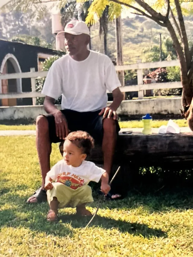 …
Pai
Pode crer, eu tô bem, eu vou indo
Tô tentando, vivendo e pedindo
Com loucura pra você renascer
…
Pai
Me perdoa essa insegurança
É que eu não sou mais aquela criança
Que um dia, morrendo de medo
Nos teus braços você fez segredo
Nos teus passos você foi mais eu

Pai
Eu cresci e não houve outro jeito
Quero só recostar no teu peito
Pra pedir pra você ir lá em casa
E brincar de vovô com meu filho
No tapete da sala de estar

Pai
Você foi meu herói, meu bandido
Hoje é mais, muito mais que um amigo
Nem você nem ninguém tá sozinho
Você faz parte desse caminho
Que hoje eu sigo em paz

Feliz dia dos Pais! ❤️