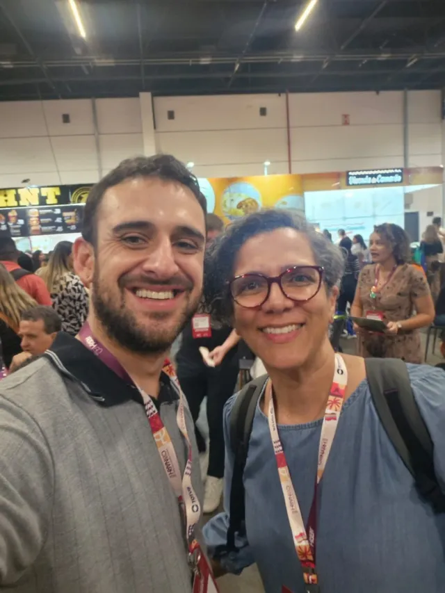 ✨ Hoje estive no Conarh e saí de lá cheia de reflexões.

O que mais me marcou foi perceber como a Inteligência Artificial está presente em quase todas as soluções apresentadas. Ela não é mais futuro — é presente. Também vi um foco muito forte em benefícios: cuidar de pessoas, oferecer experiências que impactam positivamente a vida dos colaboradores, trazer humanidade para dentro das organizações.

No meio de tudo isso, ainda tive a alegria de reencontrar pessoas queridas, conhecer novas pessoas e de conhecer ao vivo o Alexandre — depois de tantas conversas pela telinha, esse encontro foi uma surpresa boa que fez meu dia ainda mais especial. 🌟

Saio com a sensação de que estamos vivendo um momento único: a tecnologia avança numa velocidade impressionante, mas o que realmente importa continua sendo como nos conectamos, como cuidamos uns dos outros e como usamos essas inovações para criar ambientes de trabalho mais humanos e significativos.

💡 Talvez o futuro do trabalho seja exatamente esse: equilibrar inovação e cuidado. IA e benefícios. Tecnologia e humanidade.

E você, o que acredita que não pode faltar no futuro do trabalho?

#conarh #liderançaquetransforma #futurodotrabalho