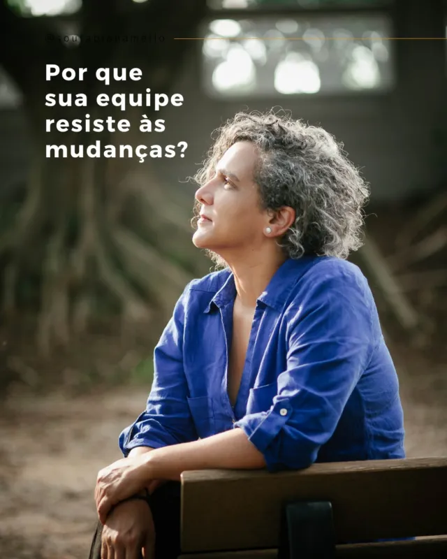 Mudar nunca é confortável.
Quantas vezes você já ouviu alguém dizer:
👉🏽 “Sempre fizemos assim.”
👉🏽 “Isso não vai dar certo.”
👉🏽 “Não tenho tempo para mais mudanças.”

Essas frases não são sobre a mudança em si, mas sobre o que ela desperta nas pessoas: medo, insegurança e a sensação de perder o controle.
Quando as empresas ignoram isso e focam apenas nos processos, o resultado é previsível: resistência, ruídos e desengajamento.

O caminho para diminuir a resistência não está em acelerar o processo, mas em olhar para as pessoas.
✨ Ouvir suas preocupações
✨ Comunicar com clareza e empatia
✨ Construir confiança passo a passo

Porque mudanças bem-sucedidas começam pela capacidade de cuidar da transição emocional tanto quanto da operacional.

E você? Qual foi a mudança mais desafiadora que já viveu na sua carreira?

#gestãodemudanças #liderança #liderançaquetransforma